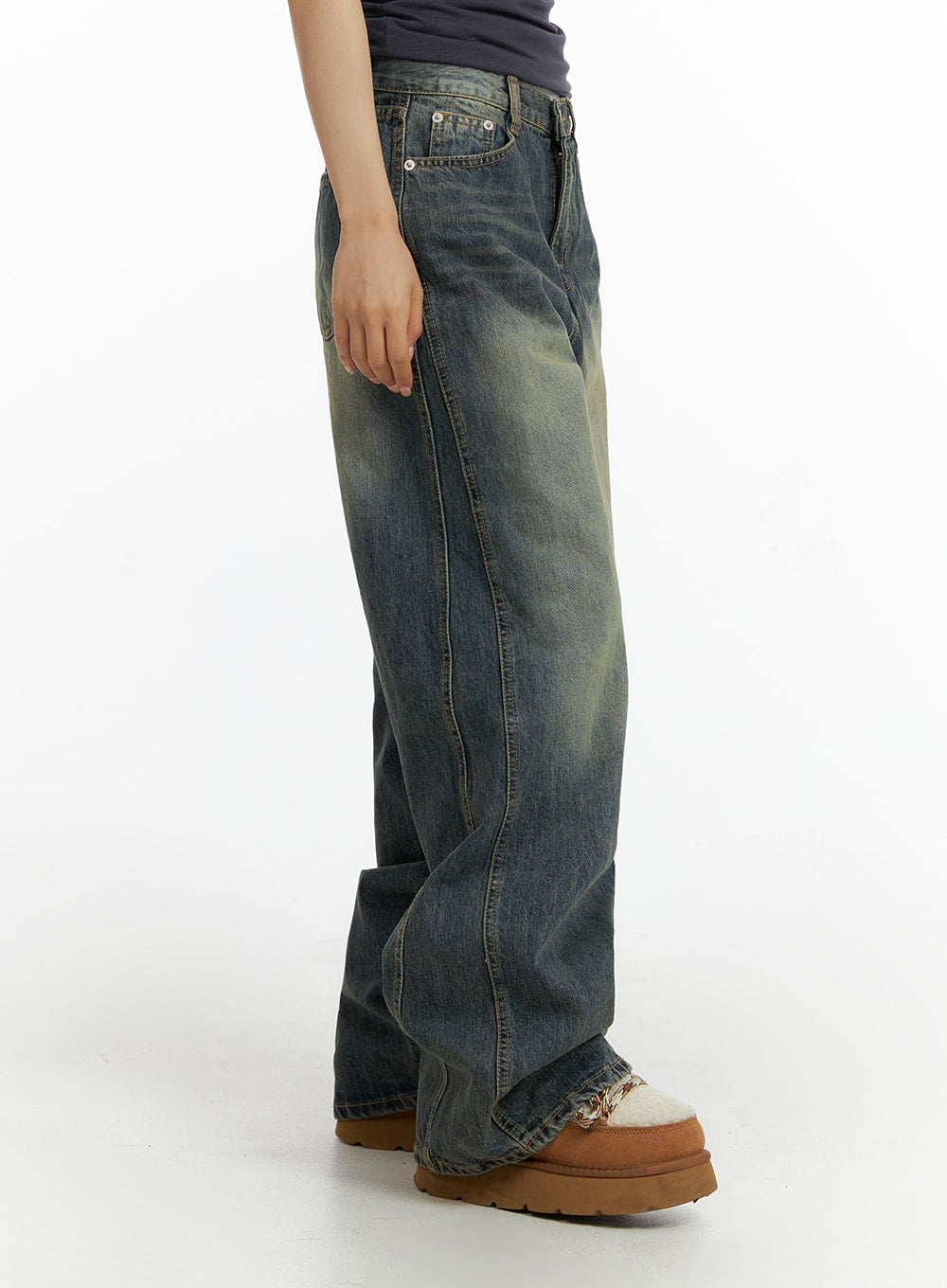 LEWKIN Washed Baggy Jeans CF416 in dark blue, side view on model, wide-fit cotton denim with vintage wash fading, paired with platform shearling shoes.