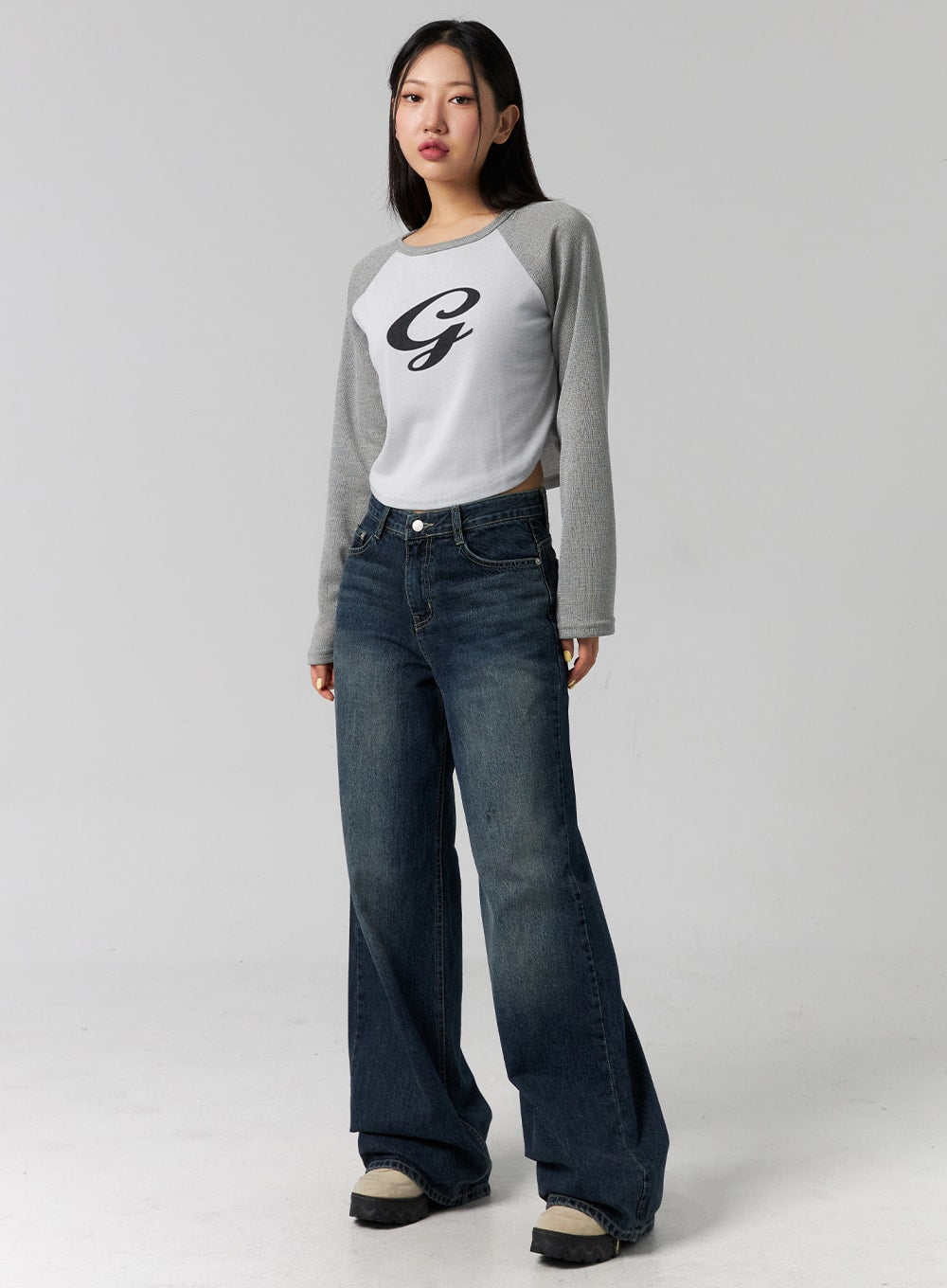 LEWKIN Low Rise Washed Wide Jeans CG315 in dark blue, full-body front-angle on model, wide-leg denim with washed finish, low waist, paired with grey raglan crop top and chunky shoes.