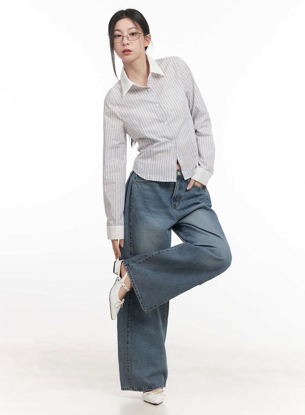 Andrea Wide-Leg Jeans CF514 in blue, full-length styling shot, model lifting one leg, wide washed denim, paired with striped cropped shirt and white mules.