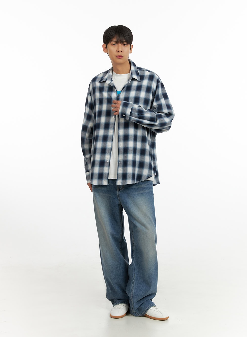 LEWKIN Men's Solid Baggy Jeans IU419 in blue, full-front on model standing straight, wide-leg washed denim with faded finish, paired with navy plaid shirt and white tee.