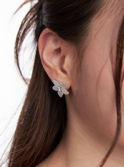 Luna Petal Earrings IM531