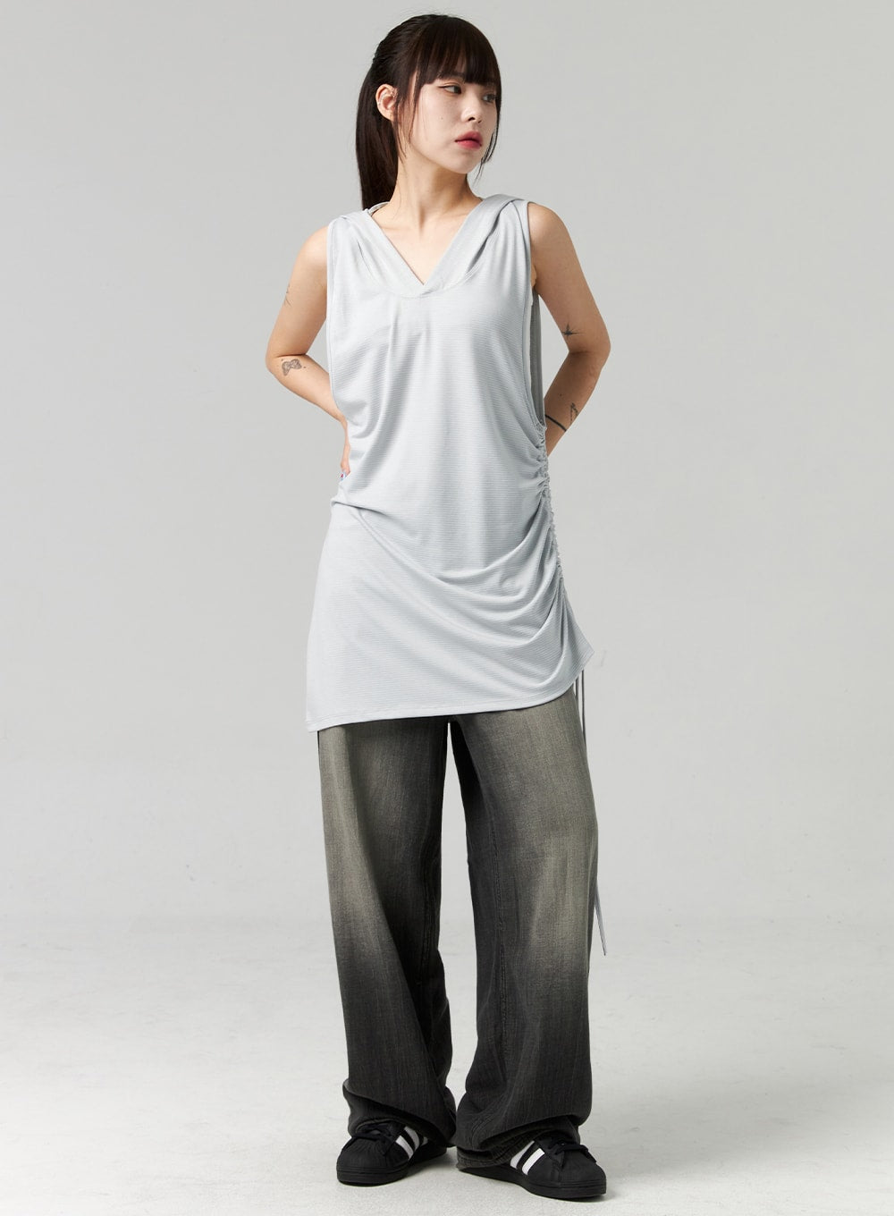LEWKIN Baggy Jeans CL321 in washed dark grey, full-body front view on model, wide-leg cotton denim with gradient fade, paired with light grey ruched sleeveless top and black sneakers.