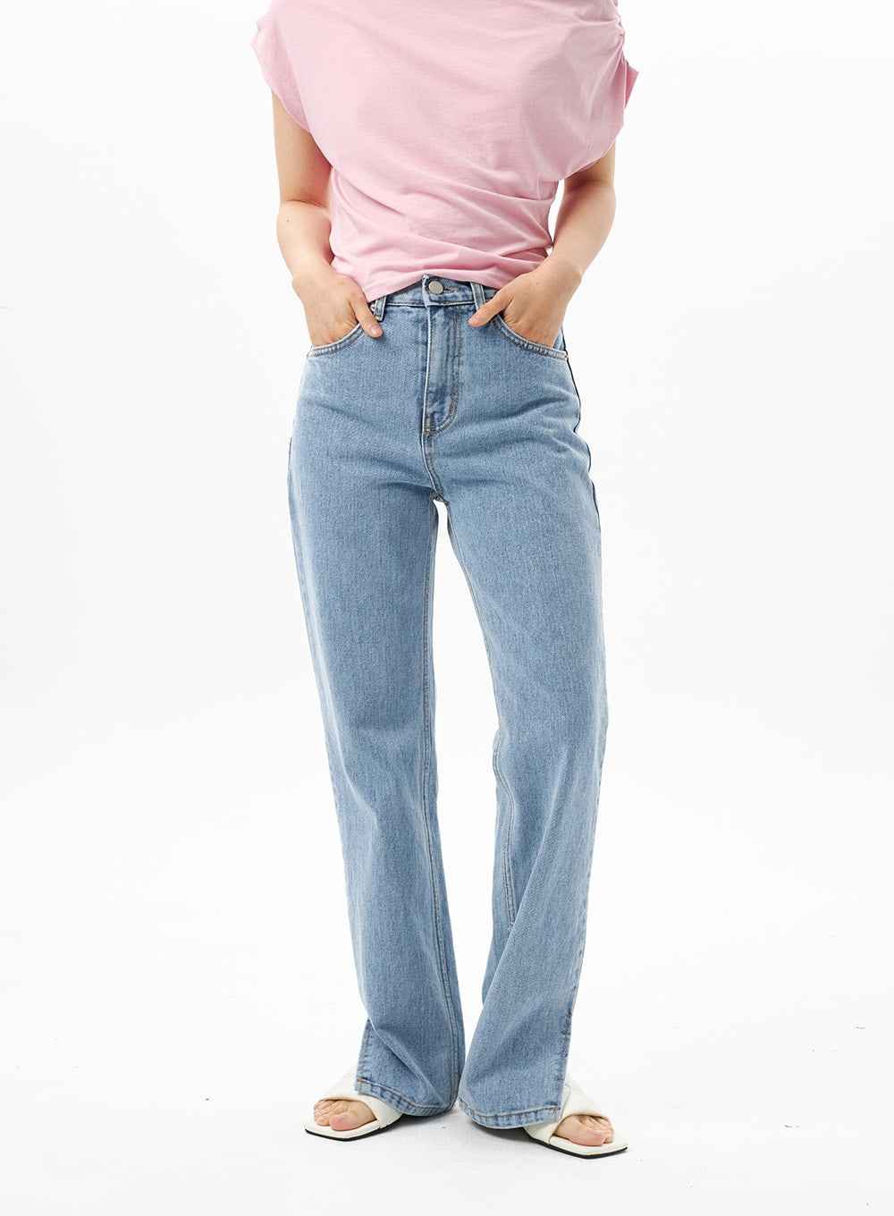 LEWKIN Slit Detail Jeans OU314 in blue, front view on model, high-waist straight-fit cotton denim, hands in pockets, paired with pink top and white sandals.