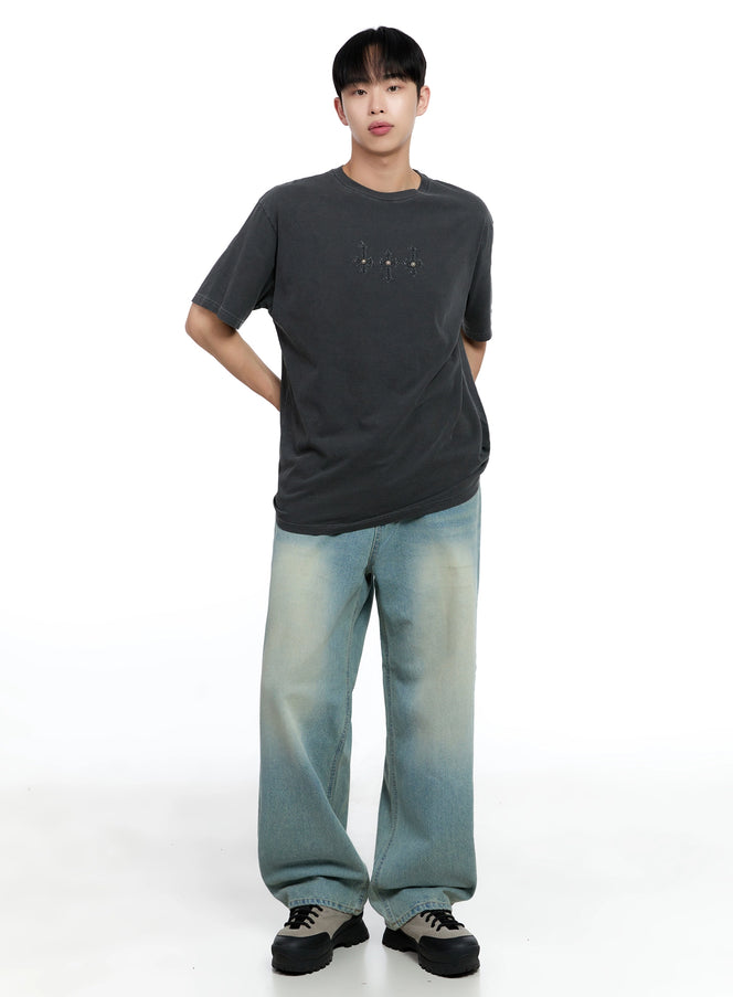 LEWKIN Men's Light-Wash Baggy Jeans IG520 in light blue, full-body front on model, wide-leg silhouette with vintage fading, paired with charcoal graphic tee and chunky sneakers.