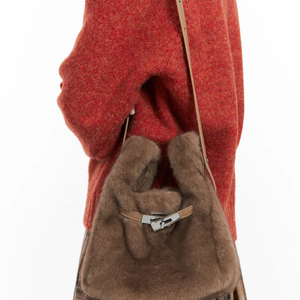 faux-fur-buckle-crossbody-bag-cd501 / Beige