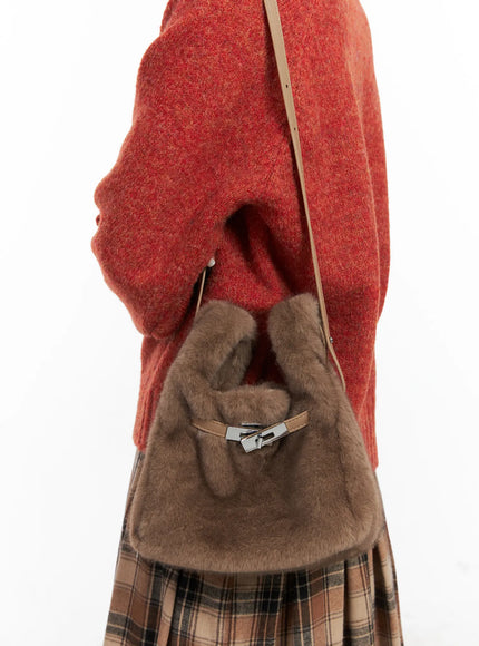 faux-fur-buckle-crossbody-bag-cd501 / Beige