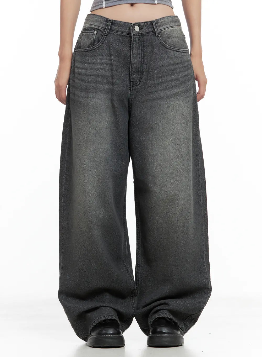 LEWKIN Kumi Washed Wide-Leg Summer Denim Jeans CL508 in Black, front crop view on model, loose wide-leg cotton denim with washed fade, paired with grey crop top and black loafers.