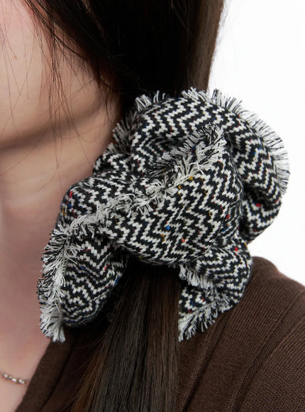 fringe-zigzag-pattern-scrunchie-co506 / Black