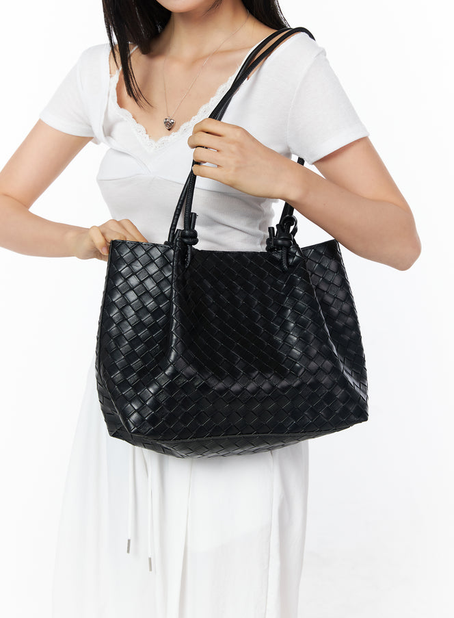 woven-leather-shoulder-bag-and-pouch-set-iu519 / Black
