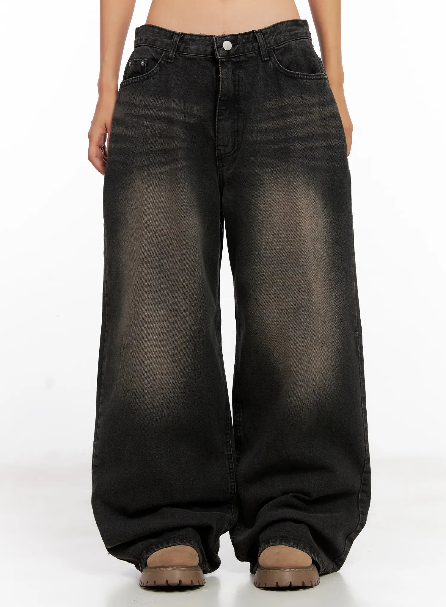 LEWKIN Ari Washed Wide-Leg Denim Jeans CL521 in Black, front waist-to-hem shot on model, low-rise cotton wide-leg silhouette with washed fading, pooling hem, paired with chunky sandals.