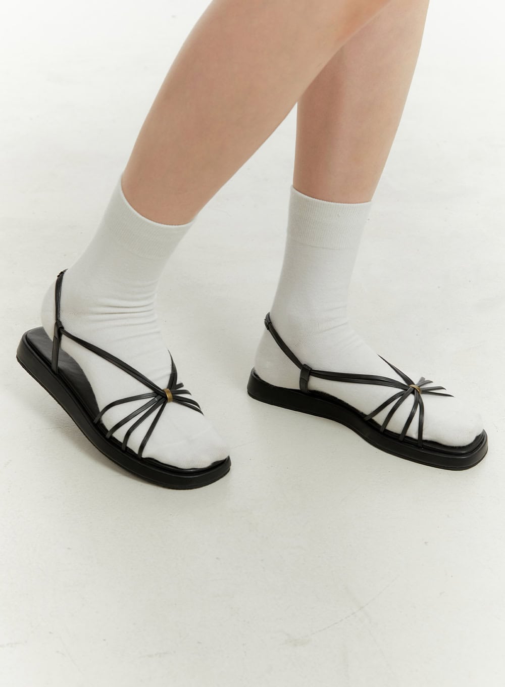 twist-strap-faux-leather-sandals-oy409 / Black