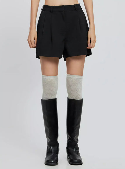 modern-pintuck-tailored-shorts-in507 / Black