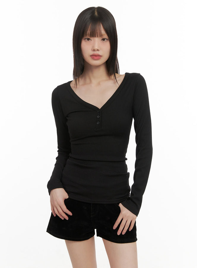 slim-fit-buttoned-v-neck-top-cd425 / Black