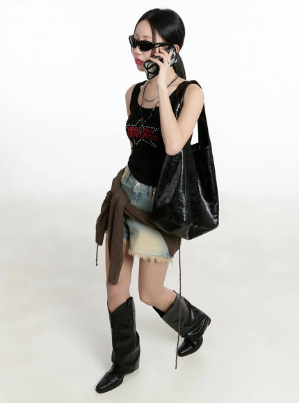 studded-graphic-crop-top-cm511 / Black