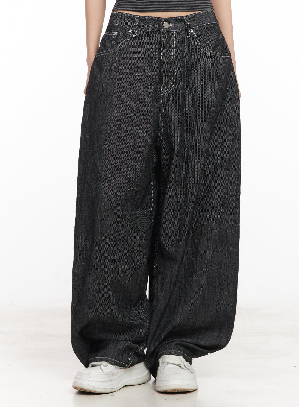 LEWKIN Lilli Wide-Leg Baggy Jeans IY516 in Black, front cropped view on model, oversized cotton denim with wide balloon silhouette, contrast stitching, styled with white sneakers.
