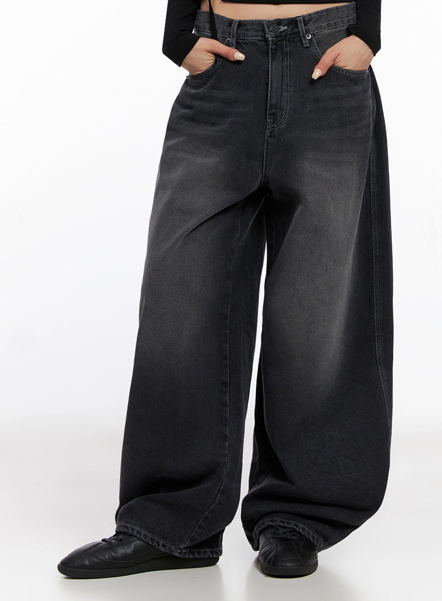 LEWKIN Casual Wide-Leg Baggy Jeans IS515 in Gray, front close-up on model, washed cotton wide-leg silhouette with deep front pockets, pooling hem, paired with black shoes.