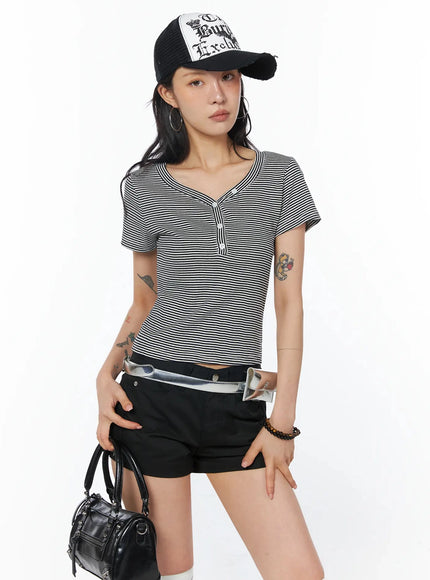 striped-button-detail-top-iu509 / Black