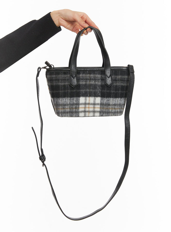 soft-checkered-shoulder-bag-ij510 / Black