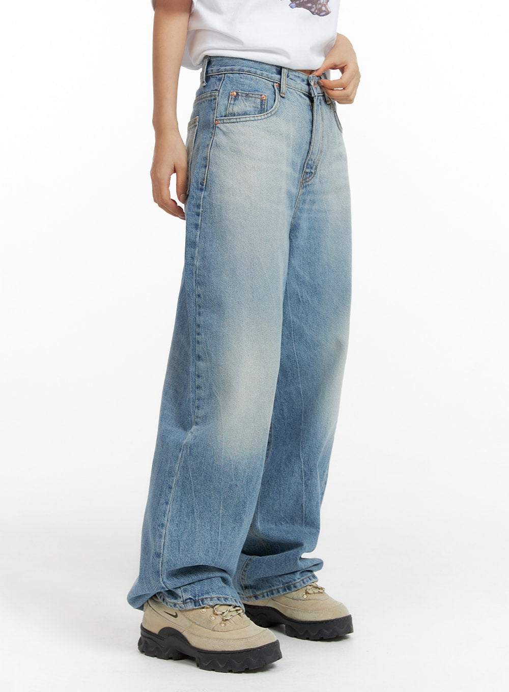 LEWKIN Washed Wide-Leg Jeans CF419 in blue, side view on model, wide-fit cotton denim with washed fading, paired with white graphic tee and chunky sneakers.
