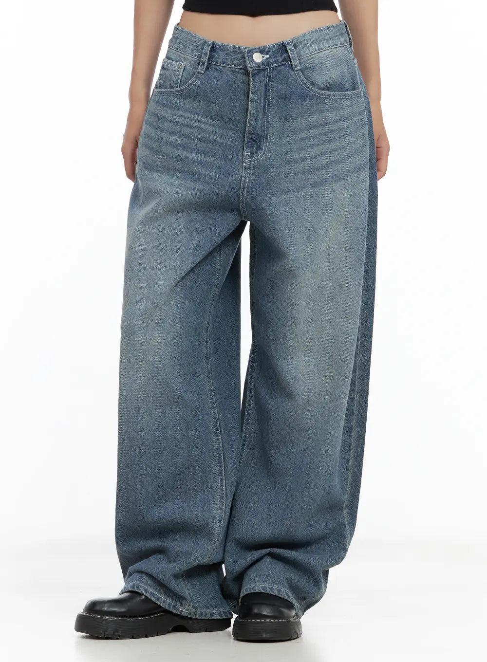 LEWKIN Riwon Retro-Wash Wide Summer Denim Jeans CL508 in blue, front crop view on model, wide-fit cotton denim with retro wash, paired with black crop top and chunky boots.