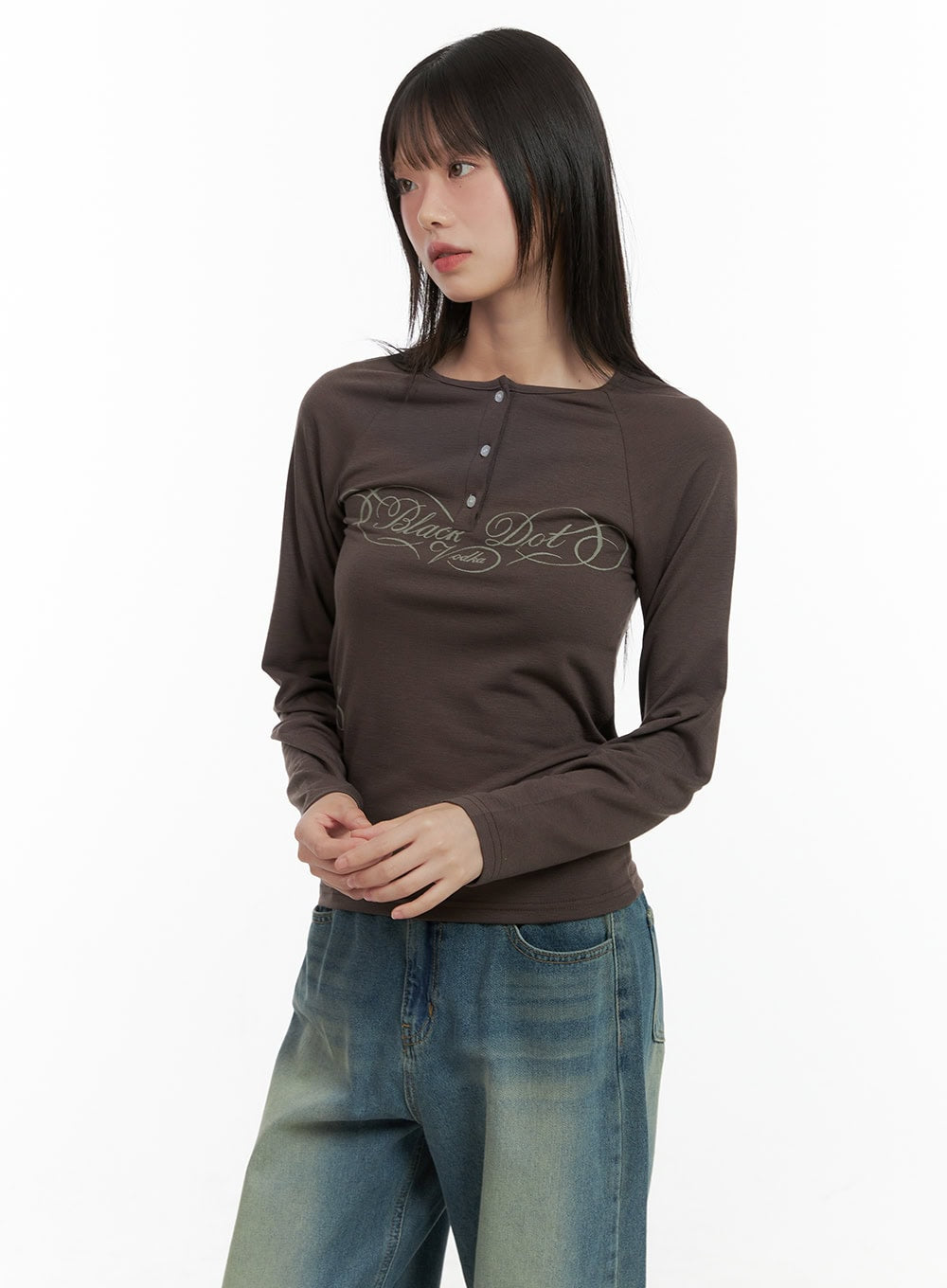 raglan-graphic-buttoned-long-sleeve-top-cg427 / Brown