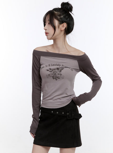 slim-fit-graphic-off-shoulder-top-co418 / Dark beige