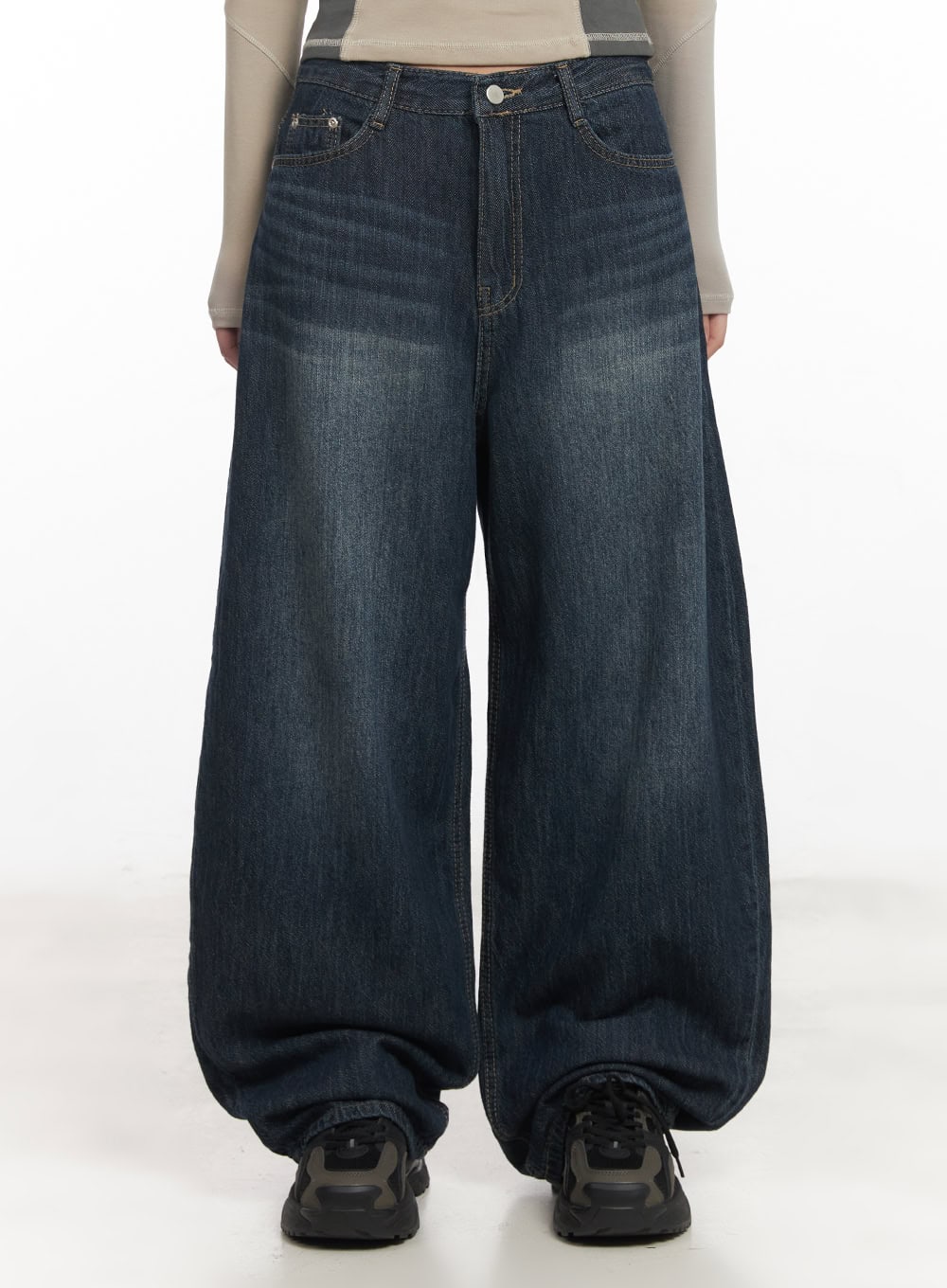LEWKIN Renna Baggy Jeans CA521 in dark blue, front crop shot on model, wide-fit washed denim with faded whisker detail, pooling hem, paired with black sneakers.
