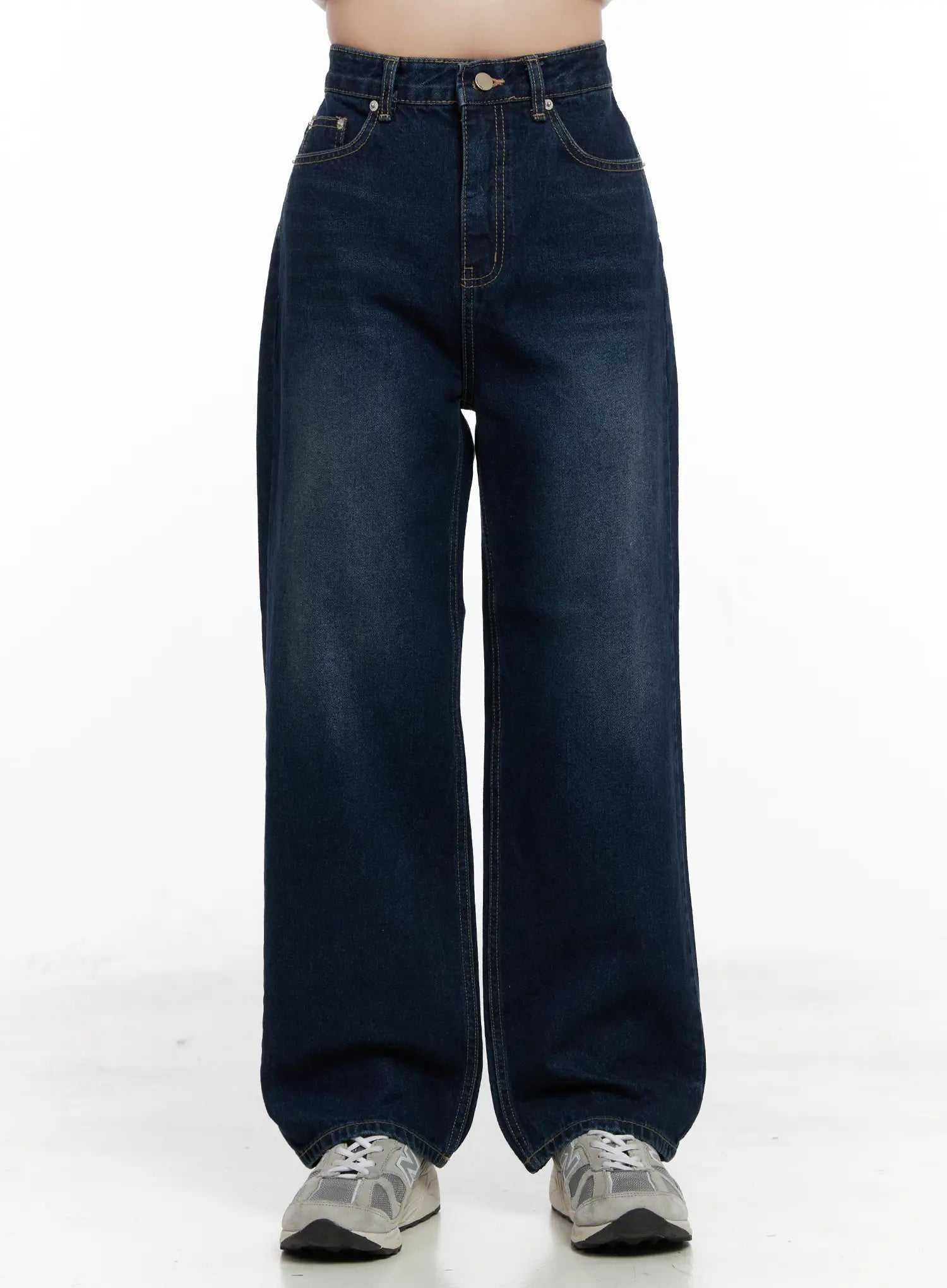 LEWKIN Shiloh Washed Semi-Wide Jeans CO524 in dark blue, front view on model, high-waist washed cotton wide-leg silhouette with front pockets, paired with grey sneakers.