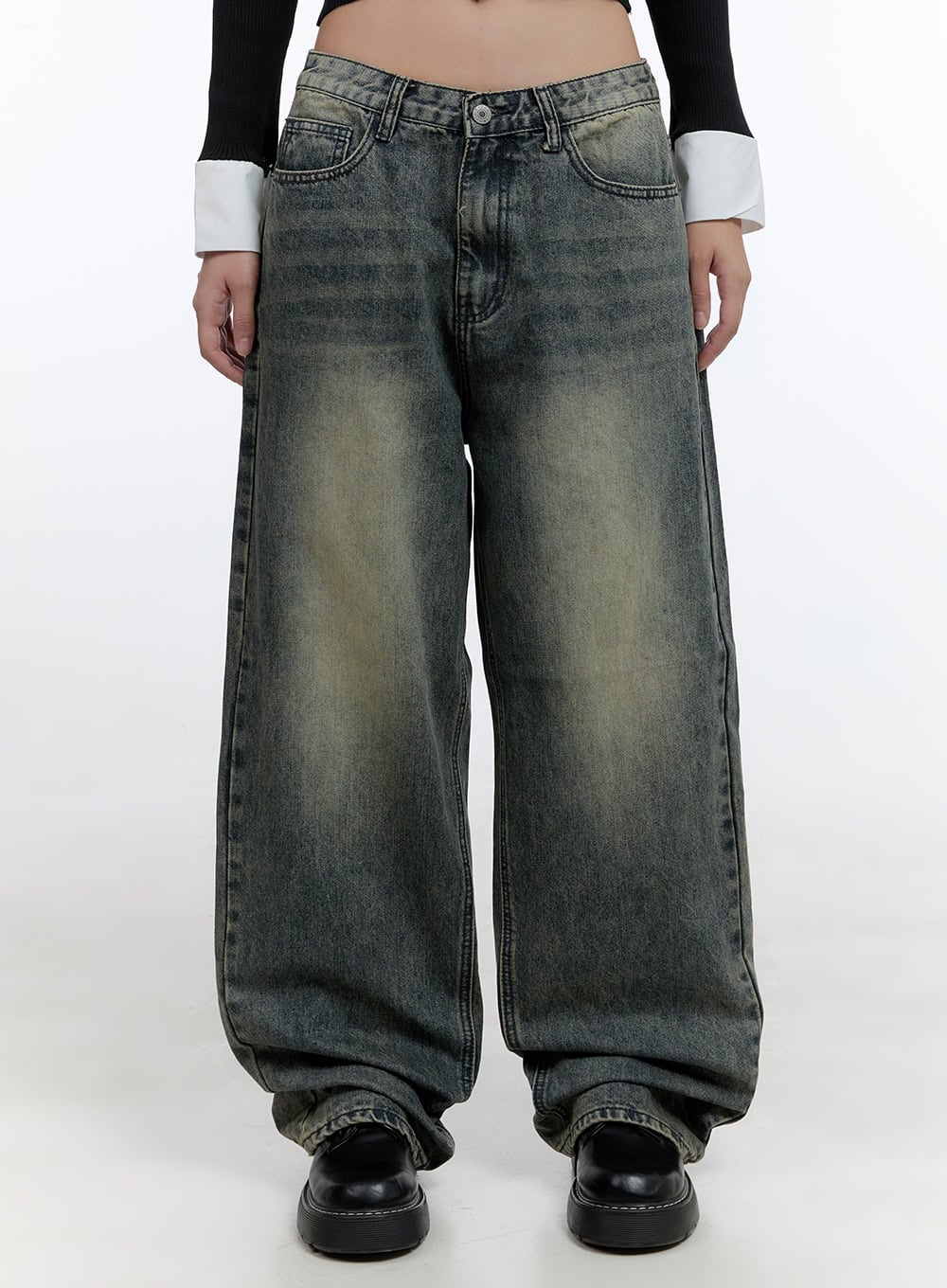 LEWKIN BohoVibe Loose Pants CS406 in dark blue, front crop shot on model, wide-fit washed denim with yellow-tinted fading, low rise, paired with black crop top and black loafers.