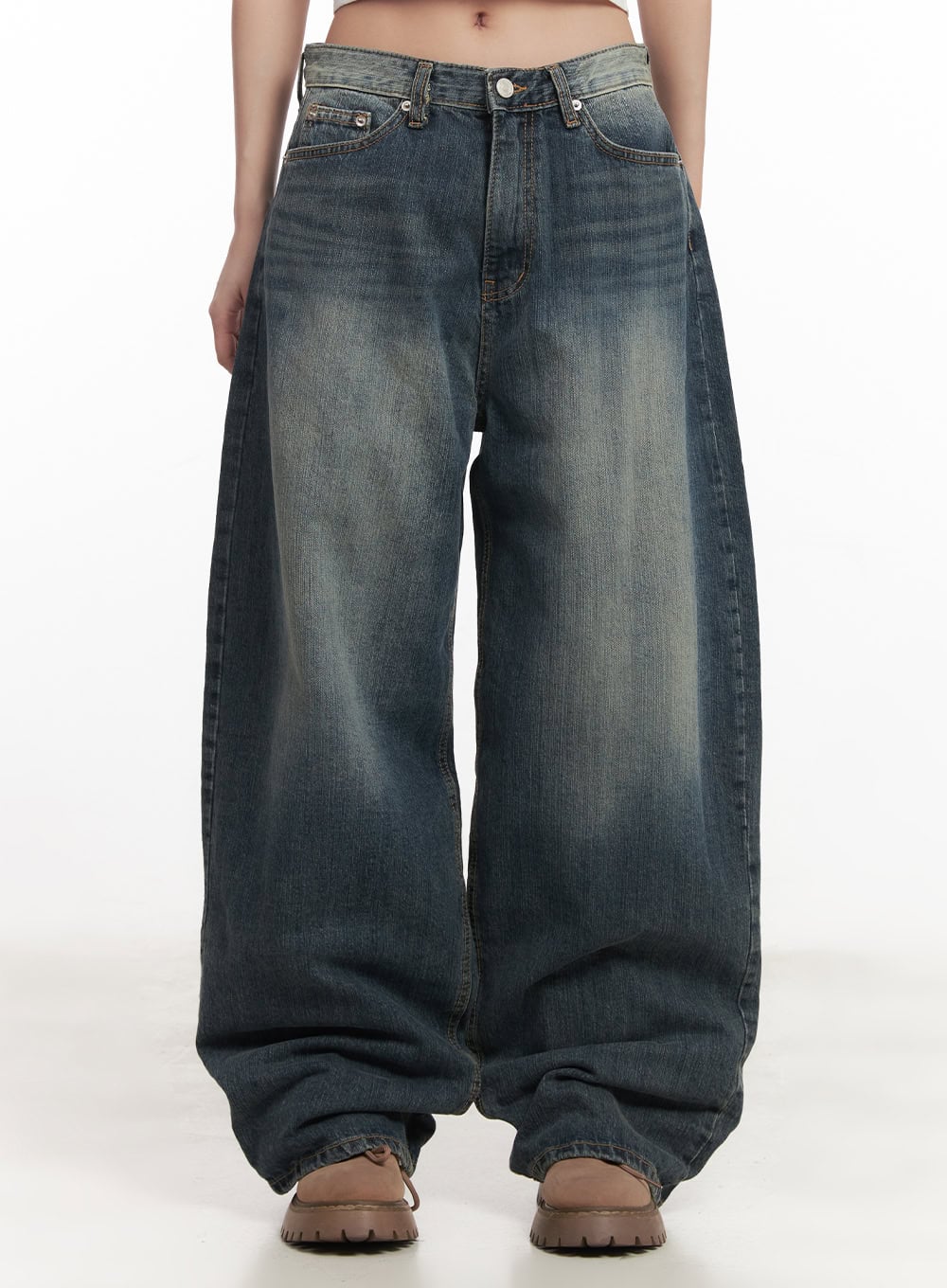 LEWKIN Leilani Washed Baggy Jeans CM531 in dark blue, front waist-to-hem shot on model, wide-fit cotton denim with vintage whiskering, paired with brown chunky sandals.