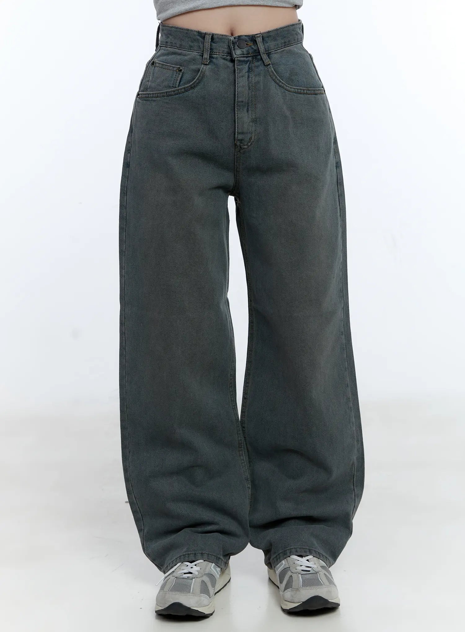 LEWKIN Herri Relaxed Semi-Wide Jeans CG512 in dark blue, front crop shot on model, washed wide-leg denim with front pockets and button fly, paired with gray sneakers.