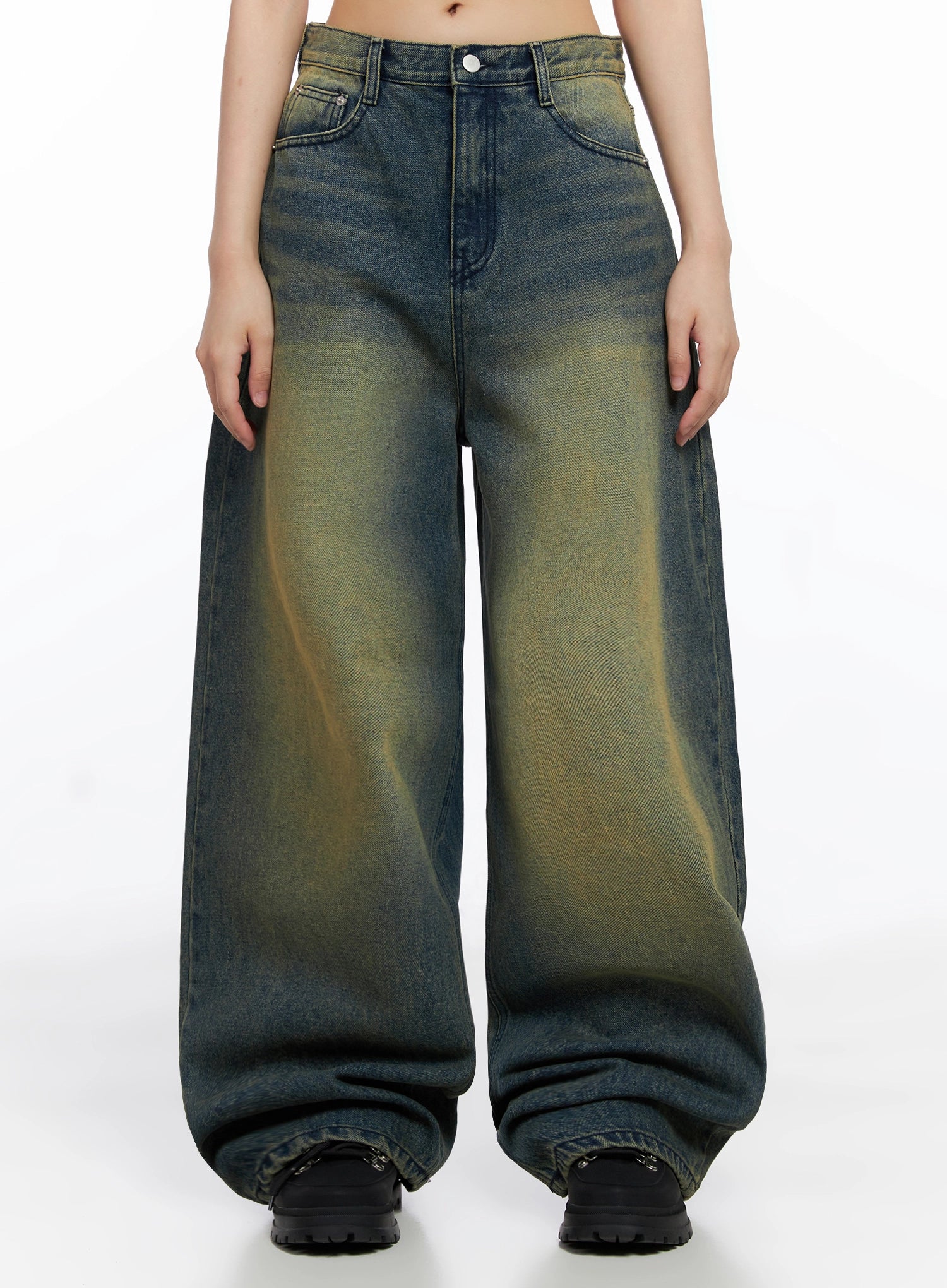 LEWKIN Elora Washed Baggy Jeans IS525 in dark blue, front crop view on model, wide-fit cotton denim with yellow-green wash fading, high waist, front pockets, pooling hem.