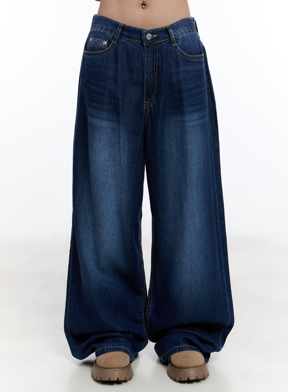 LEWKIN Jill Baggy Jeans CY530 in dark blue, front waist-to-hem product shot, wide-fit washed cotton denim with contrast stitching, paired with chunky beige sandals.