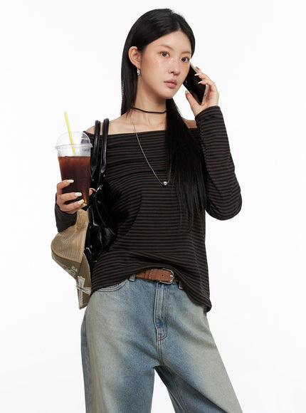 striped-off-shoulder-top-is508 / Dark brown