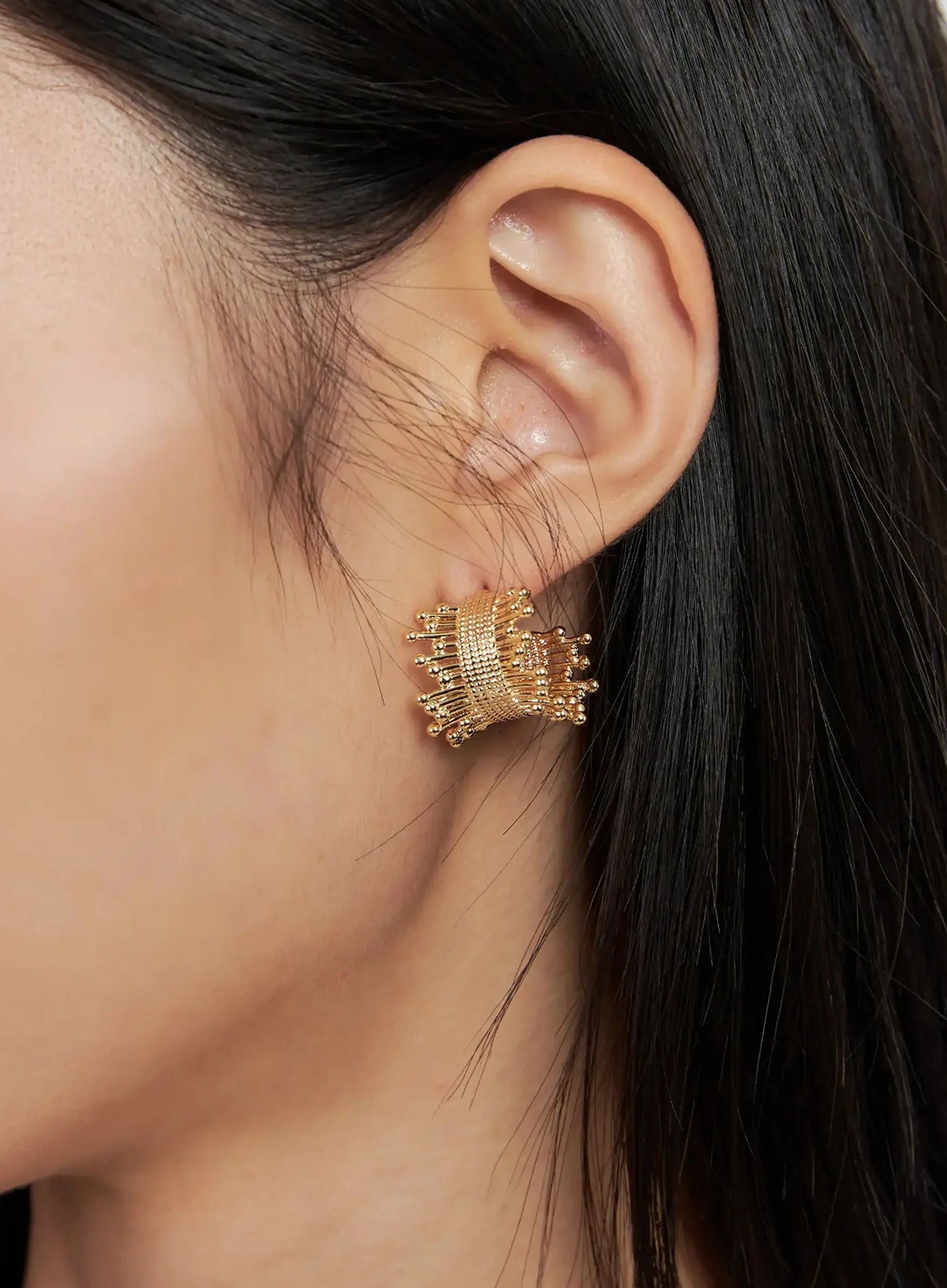 modern-chic-statement-earrings-is515 / Gold