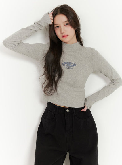 chic-graphic-crop-turtleneck-on429 / Gray