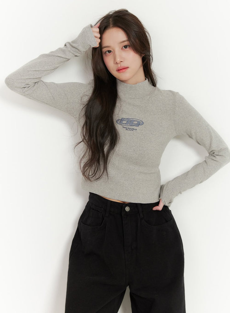 chic-graphic-crop-turtleneck-on429 / Gray