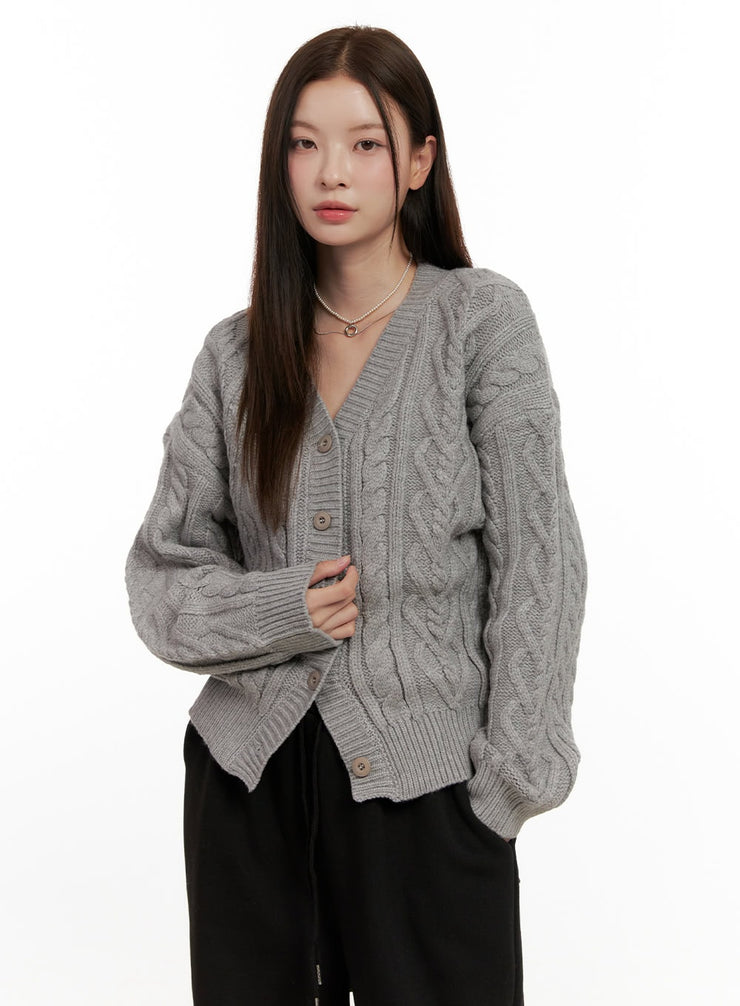 buttoned-v-neck-cable-knit-sweater-on422 / Gray