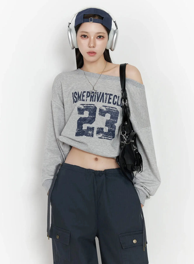 wide-neck-numeral-graphic-sweatshirt-ij528 / Gray