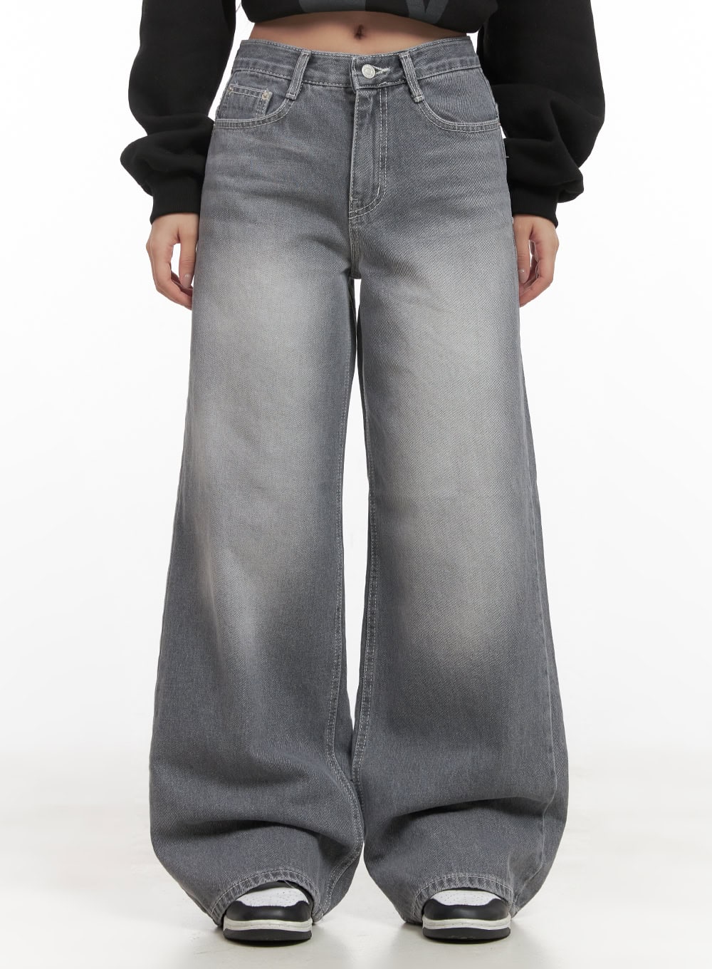LEWKIN Yaz Baggy Jeans CD416 in gray, front crop view on model, wide-fit washed cotton denim with faded finish, paired with black cropped hoodie and sneakers.