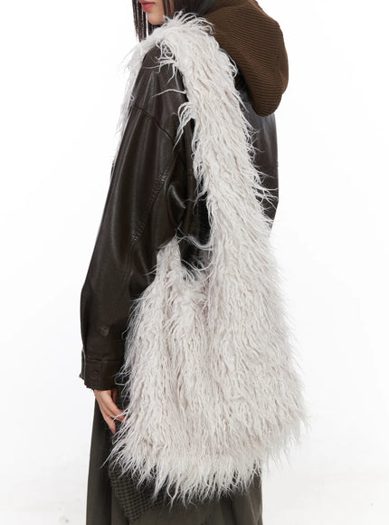 faux-fur-crossbody-bag-cd522 / Light beige