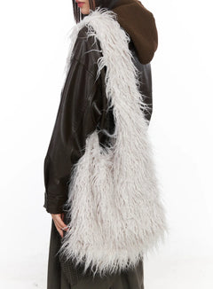 faux-fur-crossbody-bag-cd522 / Light beige