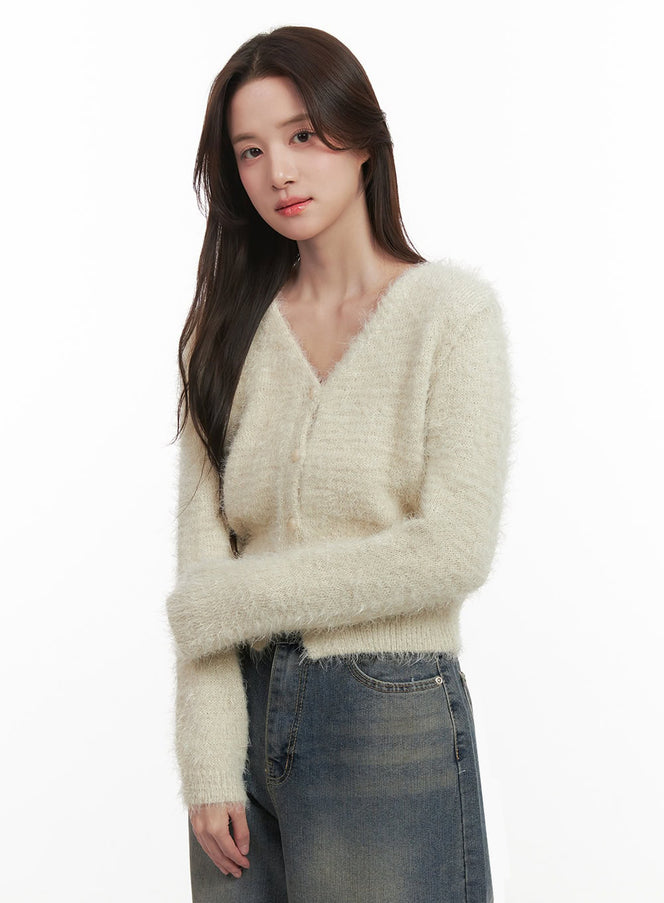 fuzzy-v-neck-buttoned-crop-cardigan-ij510 / Light beige