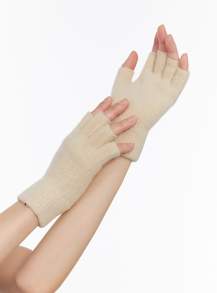 knit-fingerless-gloves-in503 / Light beige