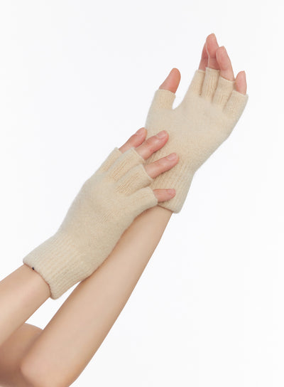 knit-fingerless-gloves-in503 / Light beige