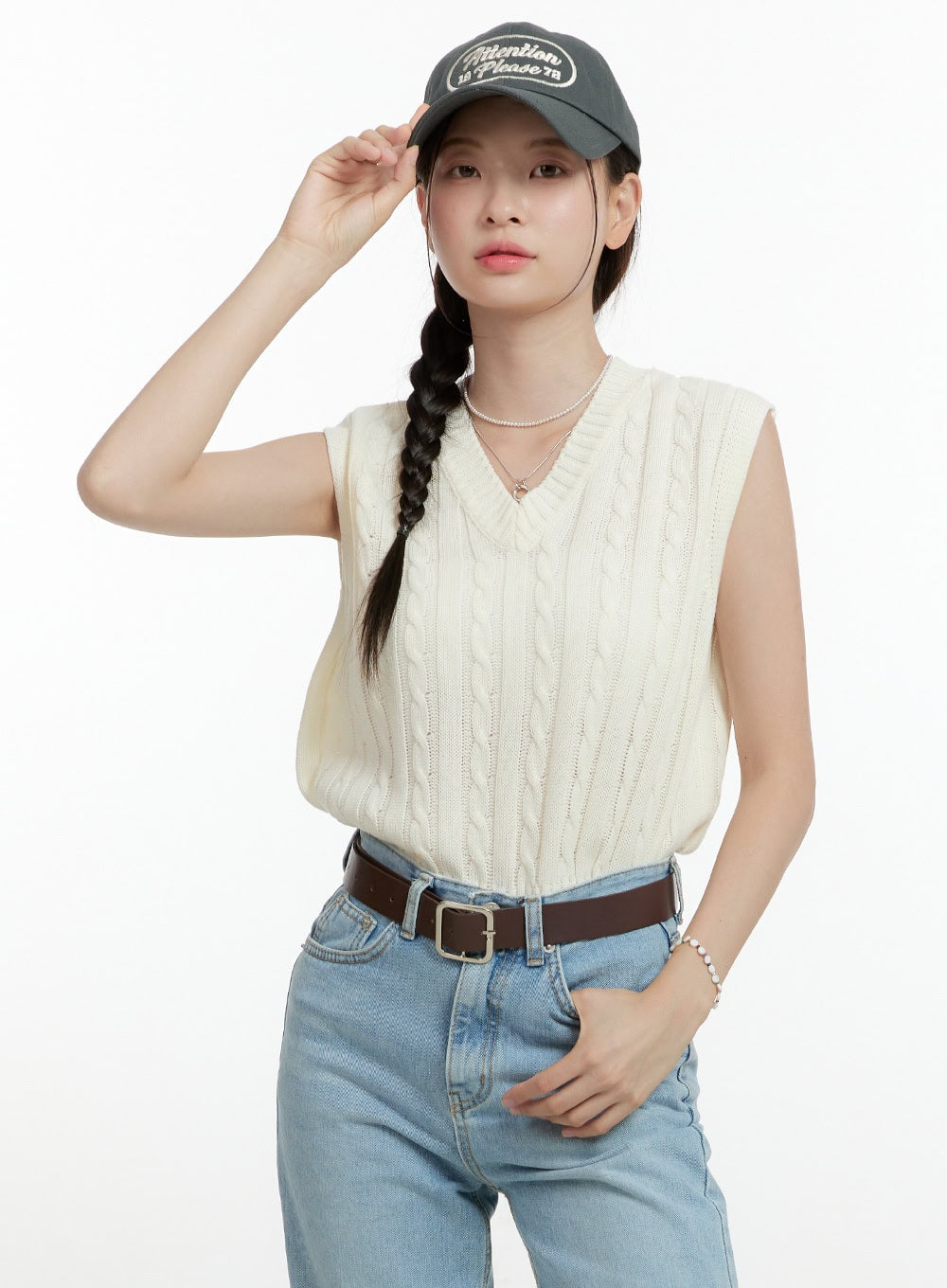 cable-knit-sleeveless-v-neck-vest-ol423 / Light beige
