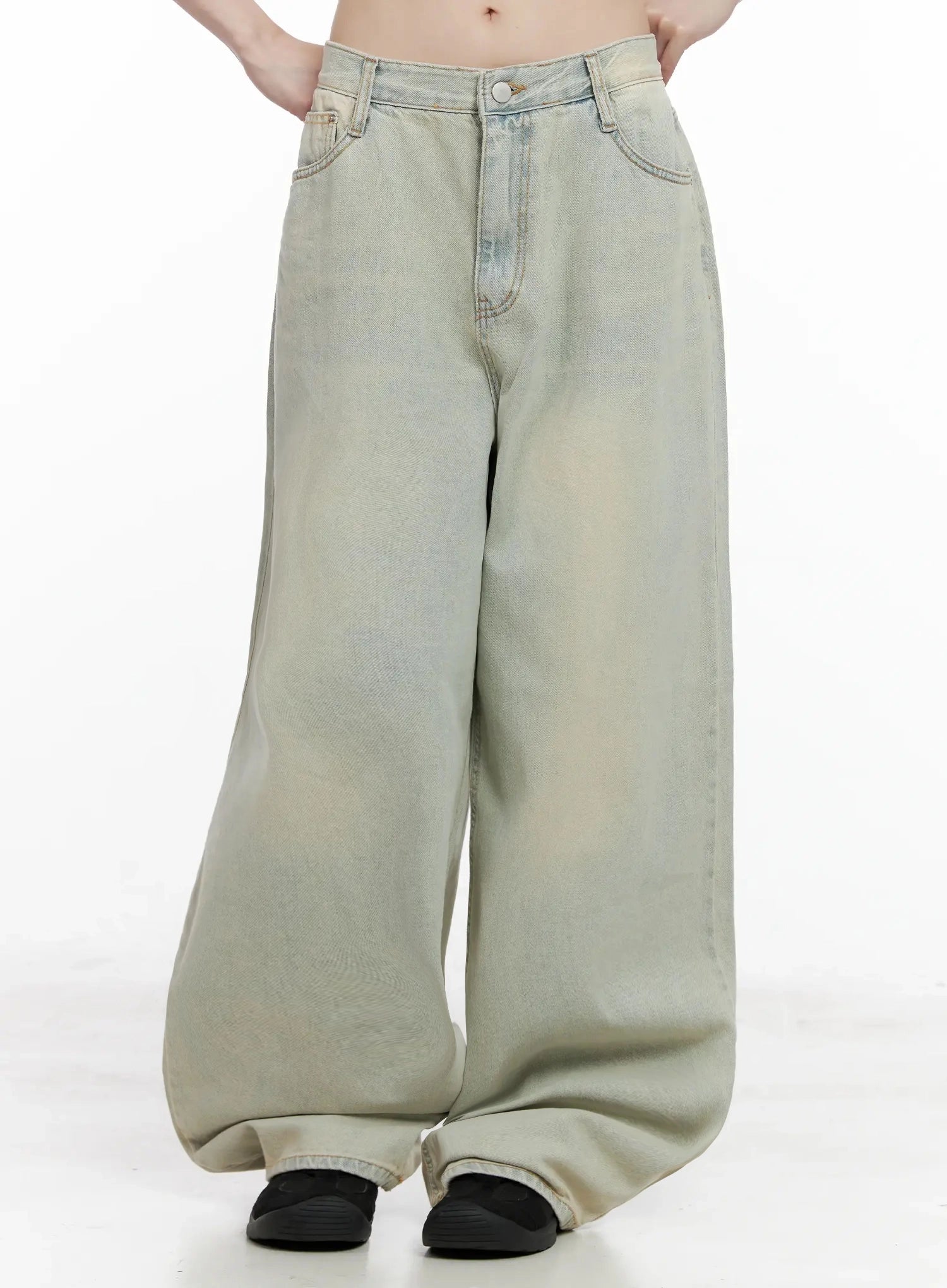 LEWKIN Xiaoting Vintage Style Wide-Leg Denim IL531 in light blue, front crop shot on model, ultra-wide washed cotton legs with yellow-toned fading, paired with black sneakers.