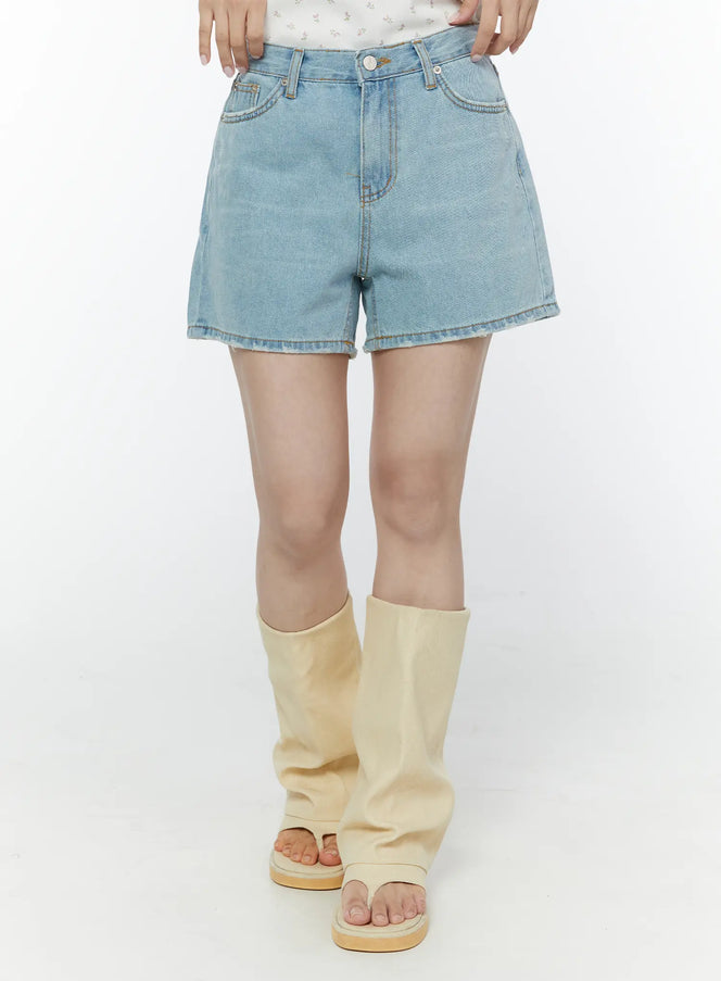 washed-denim-high-waist-shorts-iy507 / Light blue