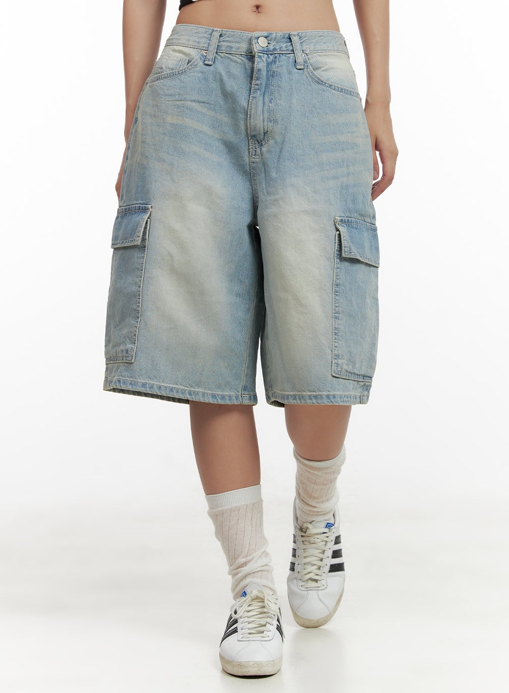 LEWKIN Cargo Baggy Jorts CL431 in light blue, front close-up on model, wide-fit washed denim with flap cargo pockets, paired with white socks and sneakers.