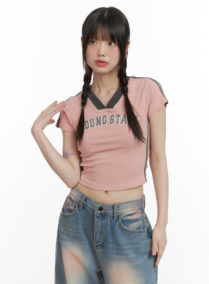 contrasting-v-neck-graphic-crop-tee-cy414 / Pink